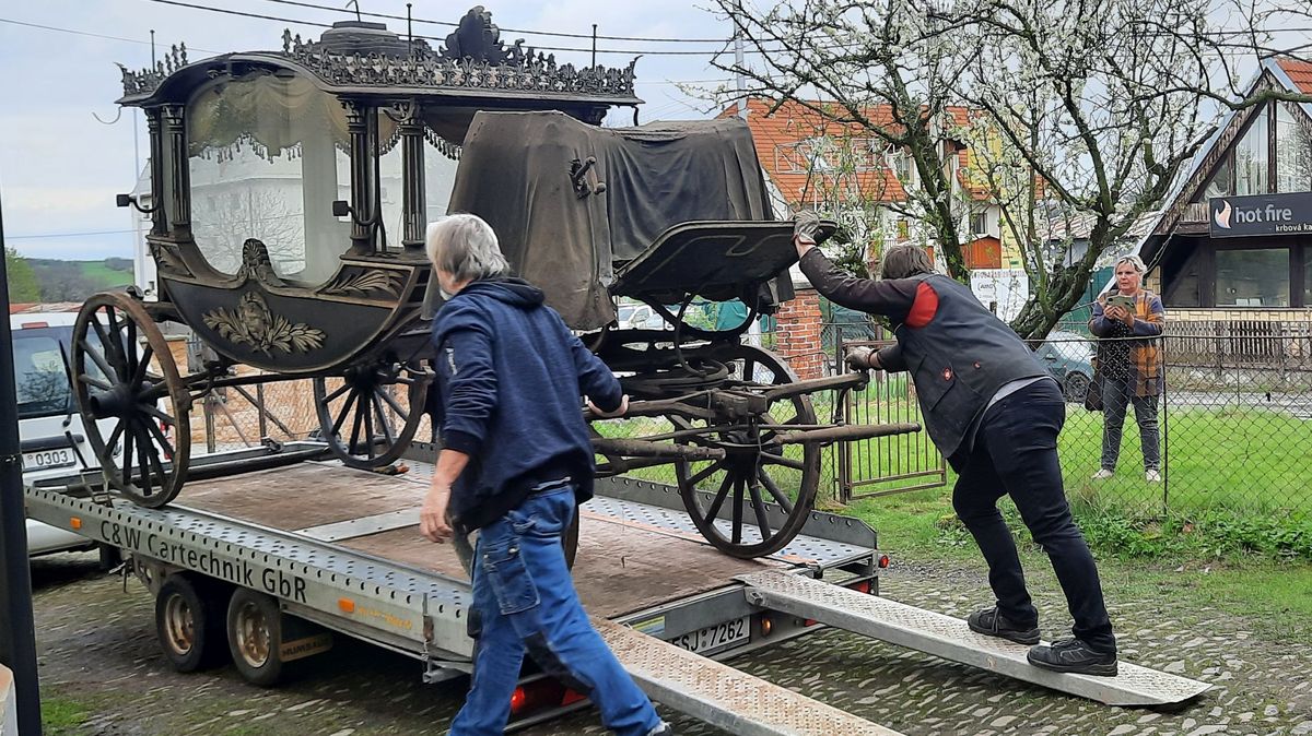 Historický pohřební kočár vyjel po letech na denní světlo. Zamířil k novému majiteli
